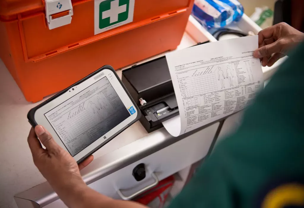 Un médecin indépendant imprime des documents depuis sa tablette sur une imprimante portable de marque Brother avec un abonnement mobile VOO