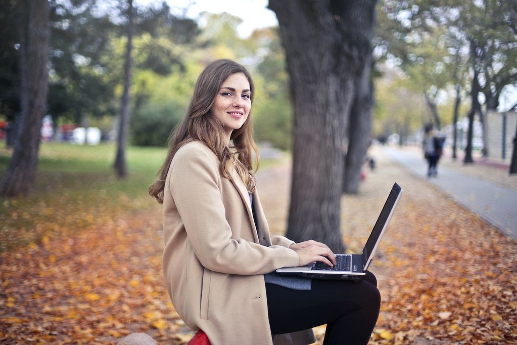 Une indépendante en Wallonie travaille sur la route constamment avec son ordinateur portable