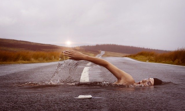 Un homme nage mais sur une route 