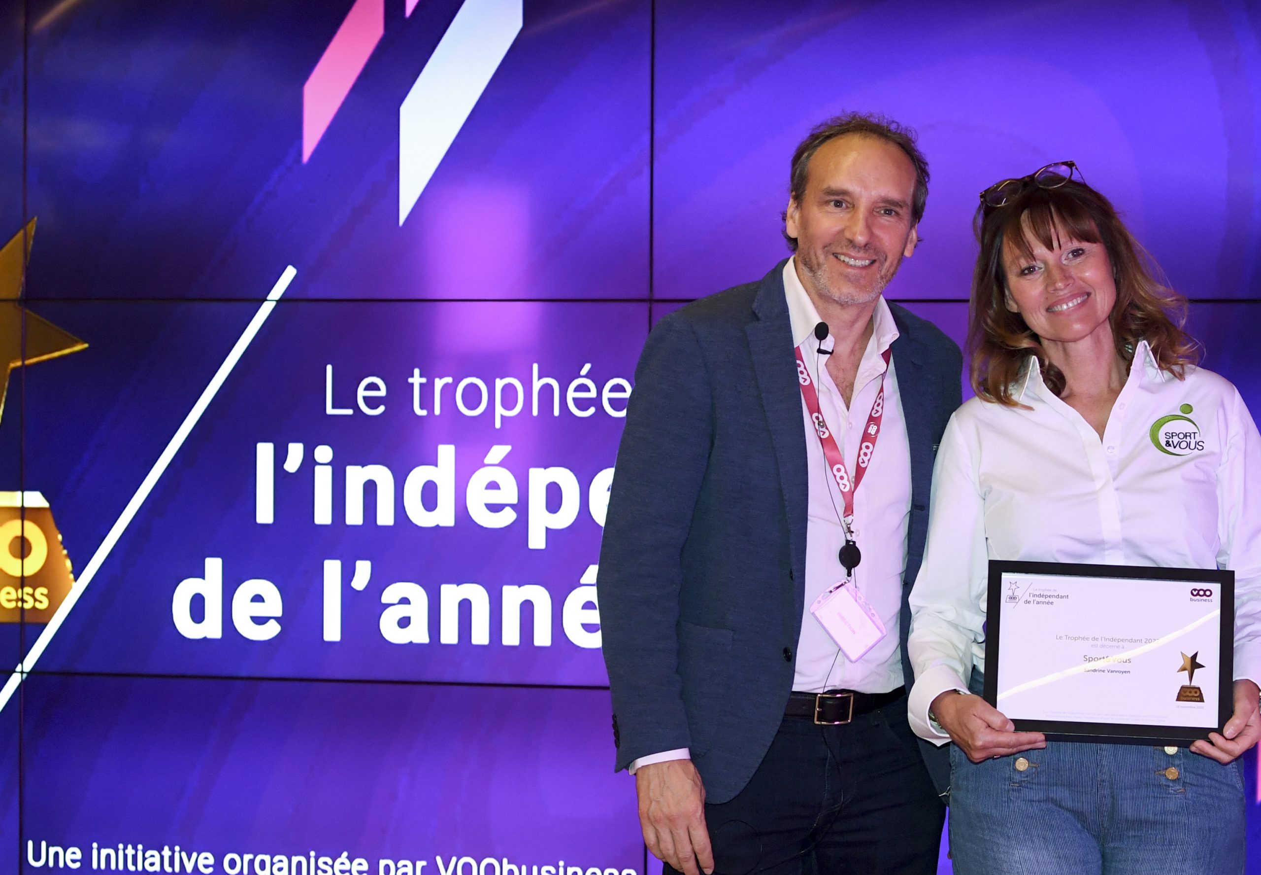 Christopher Traggio CEO de VOO remet à Sandrine Vanroyen le prix de l'indépendant 2022 