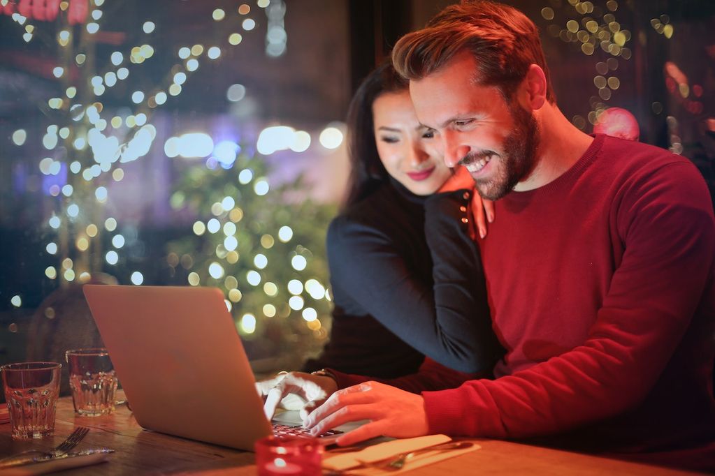 Un couple en Wallonie utilise des conseils pour faire du shopping en ligne en sécurité ils regardent tous les deux des offres sur un ordinateur portable protégé