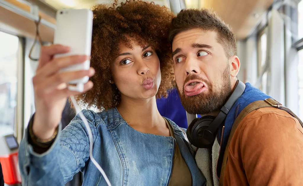 2 personnes faisant un selfies avec un smartphone