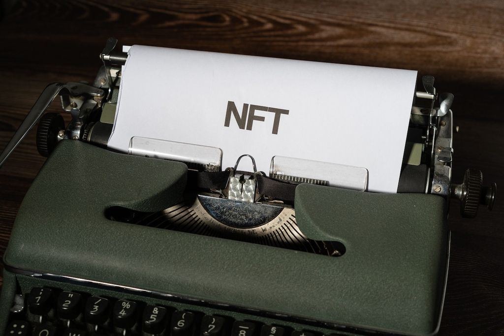 Une machine à écrire avec le mot NFT écrit sur le papier blanc