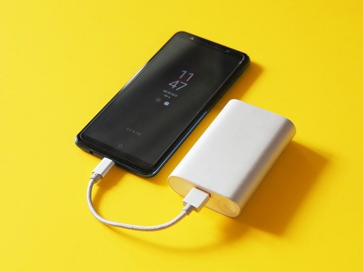 Un smartphone recharge avec une batterie externe