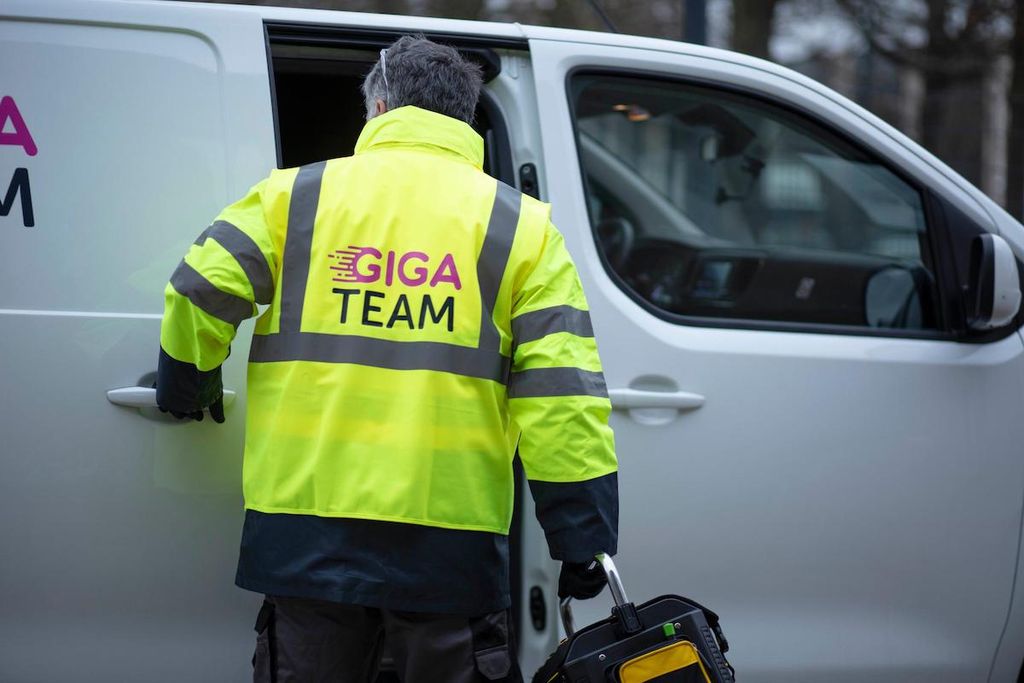 Un technicien de la GIGA TEAM de VOO intervient sur le terrain en Wallonie ou à Bruxelles avec sa GIGA malette
