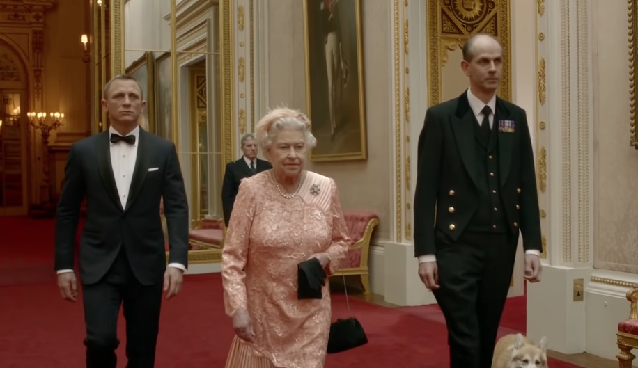 Scène où James Bond marche aux côtés de la vraie reine d'Angleterre en 2012