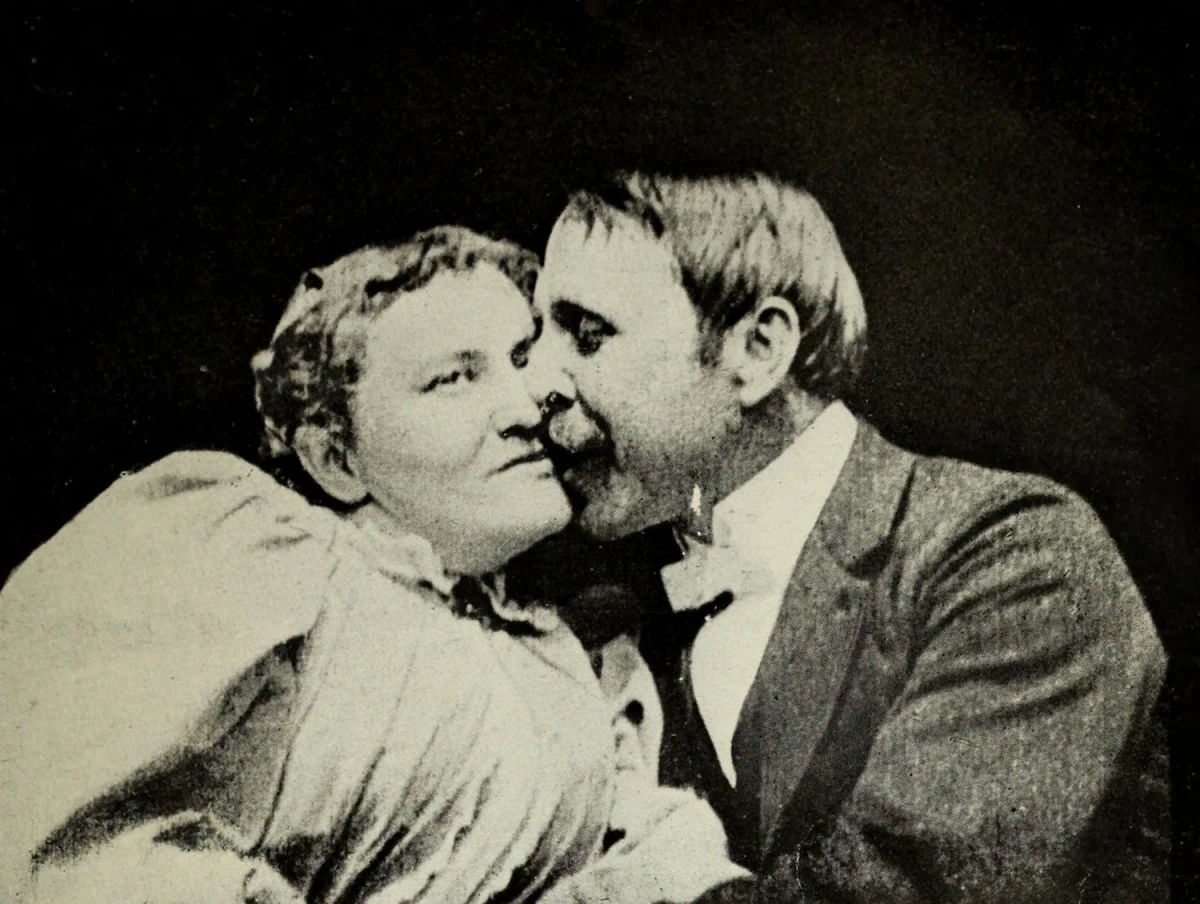 Image de la première comédie romantique de l'histoire, The Kiss
